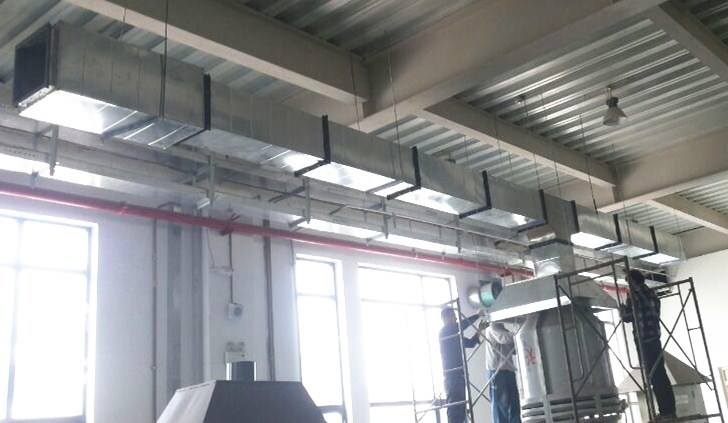 五星級酒店的防火與防排煙系統(tǒng) 上次簡單介紹了山東金光集團(tuán)通過公平競標(biāo)方式獲得通州區(qū)五星級酒店的整體中央空調(diào)從通風(fēng)，制冷，防排煙等工程的安裝施工，那么今天說一下酒店的防火與防排煙系統(tǒng)。當(dāng)然離不開消防排煙風(fēng)機(jī)和防排煙防火閥設(shè)備的。 通風(fēng)空調(diào)系統(tǒng)原則上按使用功能及防火分區(qū)劃分為若干系統(tǒng)，風(fēng)管穿越防火分區(qū)及變形縫等處設(shè)電動(dòng)排煙